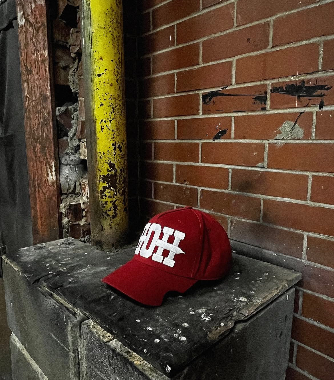 STRUCTURED CUT HAT