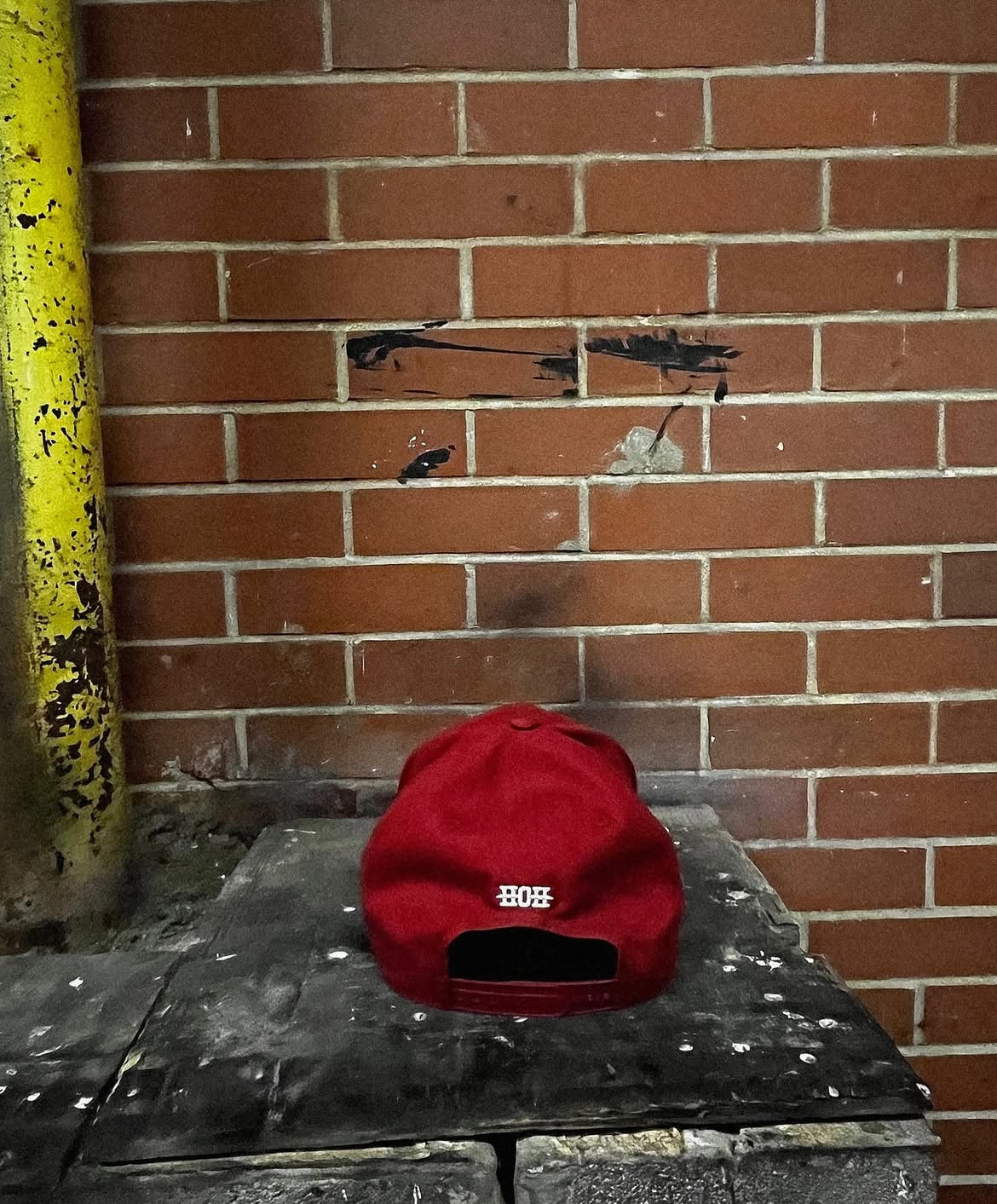 STRUCTURED CUT HAT